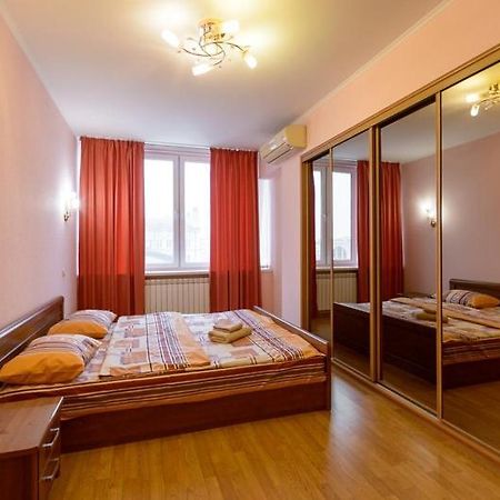 Апартаменти 3-Кімнатні Поруч З М. Театральна Kiev Esterno foto